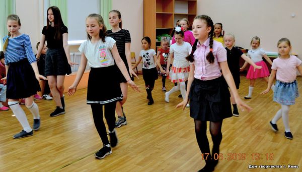 Кружат в танце девчонки из отряда Кружат в танце девчонки из отряда