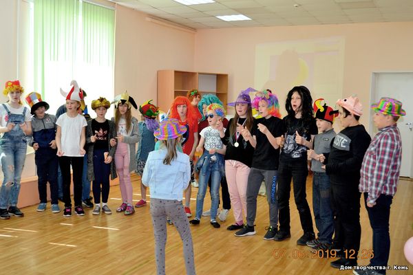 Отряд Булавки заводят зал Отряд Булавки заводят зал